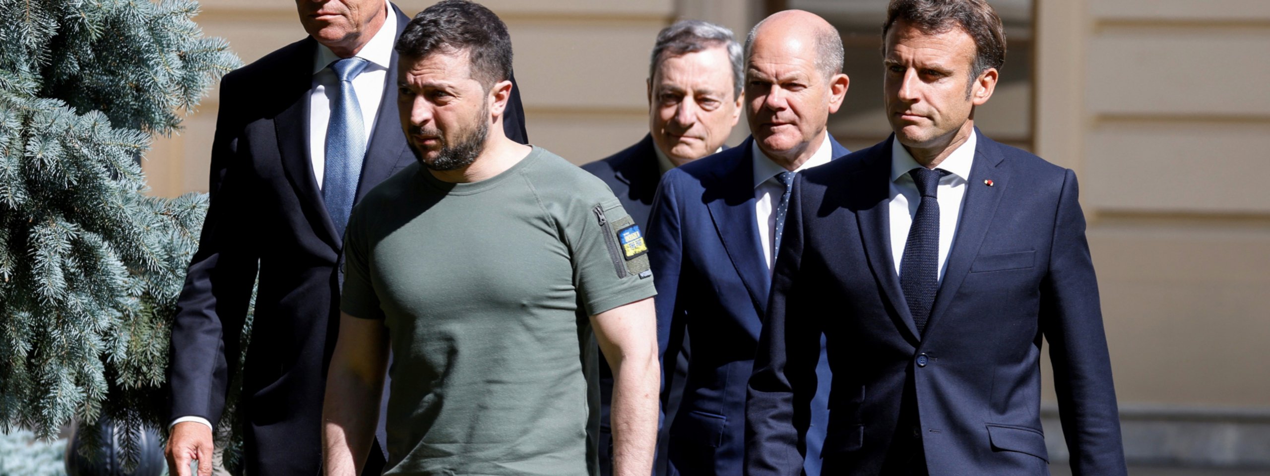 Ο πρόεδρος της Ουκρανίας Βολοντίμιρ Ζελένσκι με τους Εμανουέλ Μακρόν, Μάριο Ντράγκι, Όλαφ Σολτς και και Κλάους Γιοχάνις