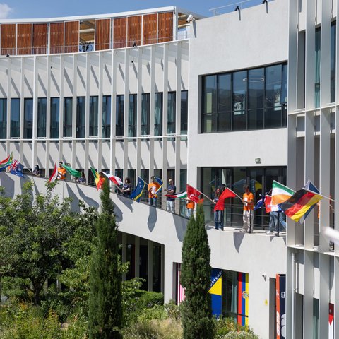 KG Athens Campus - Σημαίες των χωρών στο Kaizen Campus της Αθήνας για την τελετή έναρξης