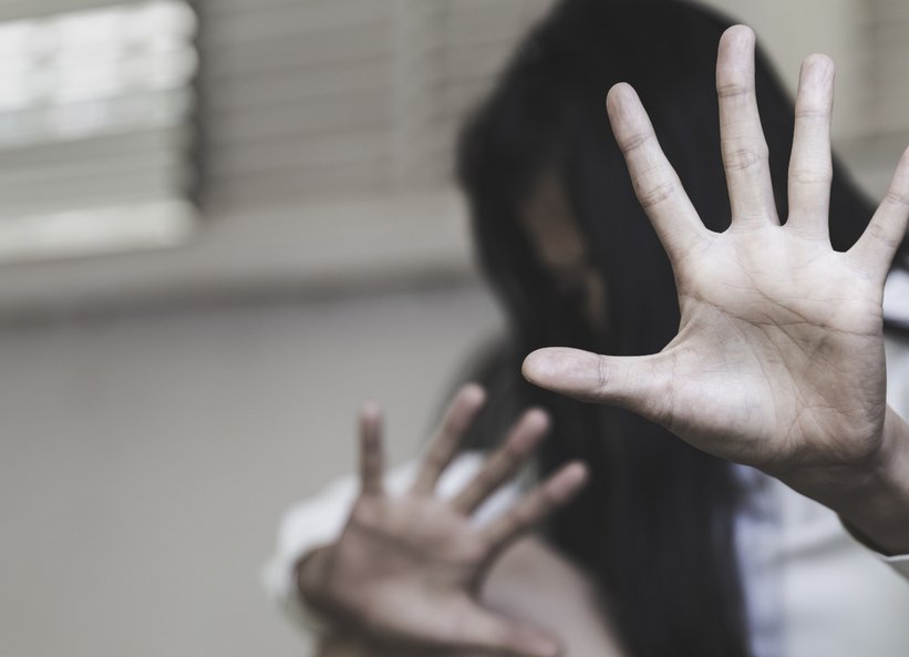Σοκ στο Λαύριο: Με σοβαρά τραύματα το ζευγάρι, τους μαχαίρωσε ο πρώην της 32χρονης -Εσπασε με βαριοπούλα την πόρτα, τον είχε καταγγείλει 5 φορές