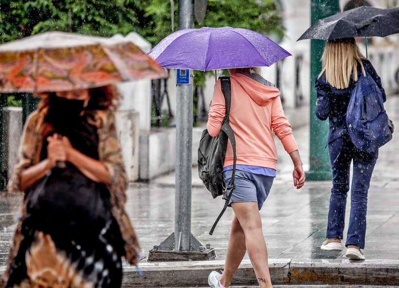 Σε εξέλιξη η κακοκαιρία με ισχυρές καταιγίδες -Σε ποιες περιοχές υπάρχουν προβλήματα, δείτε βίντεο