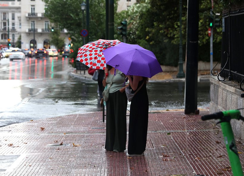 Κακοκαιρία σε δύο διαδοχικά κύματα: Έρχονται βροχές και καταιγίδες -«Βουτιά» της θερμοκρασίας από την Τρίτη