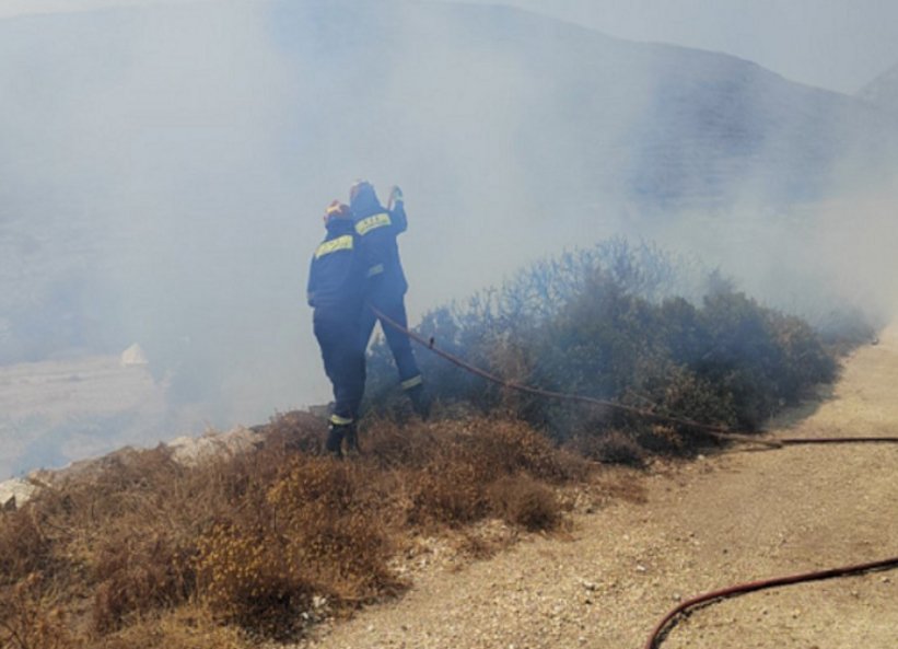 Μάχη με τις φλόγες στην Πάρο: Ενισχύονται οι δυνάμεις πυρόσβεσης, 14 αεροσκάφη -Εκκενώθηκαν προληπτικά 4 οικισμοί