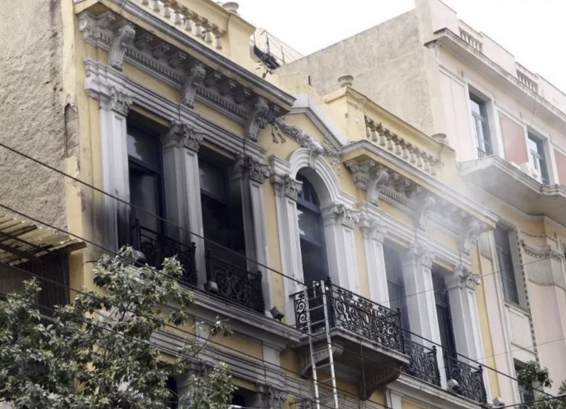 Απολογείται σήμερα η 46χρονη που κατηγορείται για την επίθεση στη Marfin -Έφτασε χθες από τη Βρετανία, πέρασε τη νύχτα στη ΓΑΔΑ