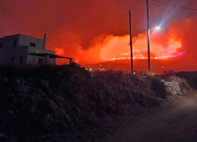 Μαίνεται η μεγάλη φωτιά στην Πάρο: Συνεχείς εκκενώσεις μέσω 112 -Απογειώθηκαν τα εναέρια μέσα, ενισχυμένοι σήμερα οι άνεμοι