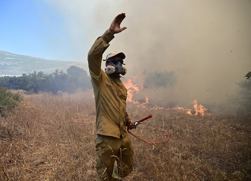 Αναζωπύρωση της φωτιάς στην Ξηρονομή Βοιωτίας, οι φλόγες πλησιάζουν στο Πόρτο Γερμενό -Καλύτερη η εικόνα στο Ποικίλο Όρος, live οι εξελίξεις