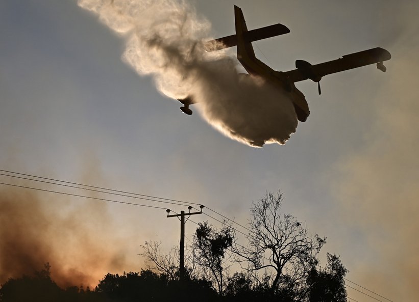 Πύρινος εφιάλτης για πέμπτη ημέρα στη Δυτική Αττική: Νέα αναζωπύρωση σε Λούμπα και Ψάθα, απογειώθηκαν τα εναέρια μέσα
