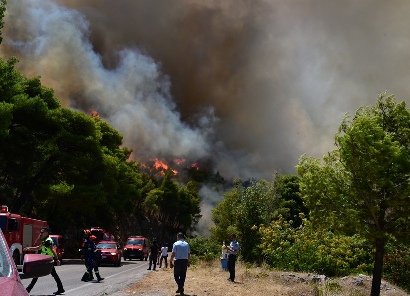 Μεγάλη μάχη με τις φλόγες στη Βένιζα -Μαίνεται η φωτιά στη Κεφαλονιά, καλύτερη η εικόνα στη Φωκίδα -Live ενημέρωση