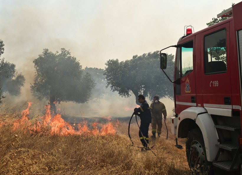 Βελτιωμένη η εικόνα στη Δυτική Αττική: Μάχη με διάσπαρτες εστίες και τις αναζωπυρώσεις -Κρίσιμες ώρες το μεσημέρι