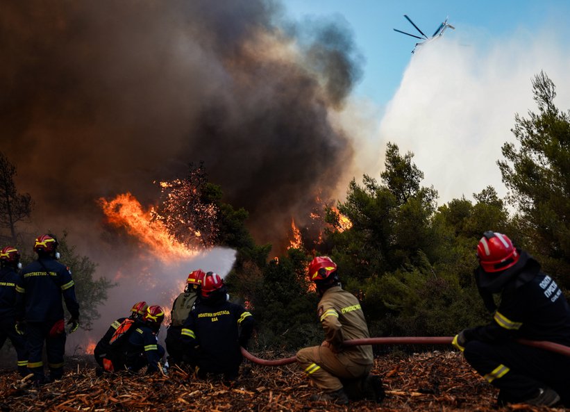 Μάχη με τις αναζωπυρώσεις στη Δυτική Αττική -Βελτιωμένη η εικόνα, «δεν υπάρχει κανένα περιθώριο εφησυχασμού» λέει η Πυροσβεστική