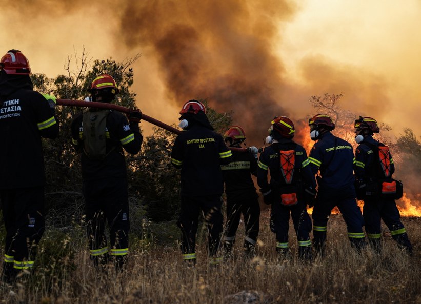 Τρία τα μέτωπα της φωτιάς στη Δυτική Αττική -Πιο ενεργό της Ψάθας προς Λούμπα, κρίσιμες ώρες το μεσημέρι