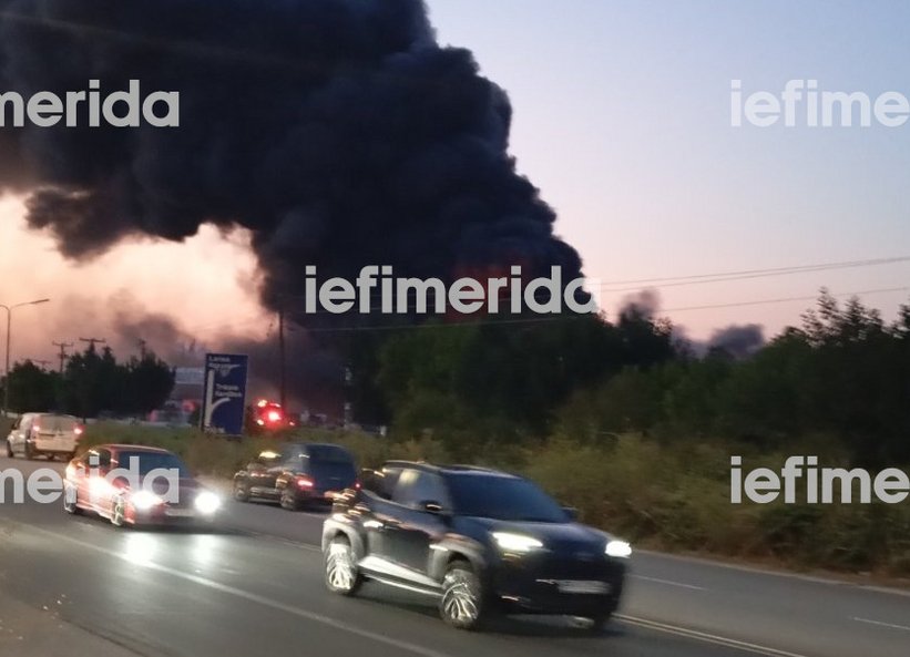 Μεγάλη φωτιά σε εργοστάσιο με υλικά συσκευασίας στη Λάρισα, μήνυμα από το 112 για τους καπνούς