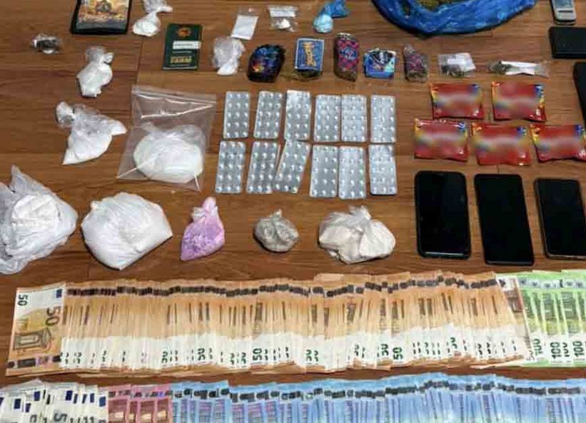 Στα χέρια της ΕΛ.ΑΣ. ψυχολόγος για διακίνηση ναρκωτικών στη Δυτική Αττική -Συνελήφθησαν άλλα δύο άτομα, πώς δρούσε το κύκλωμα