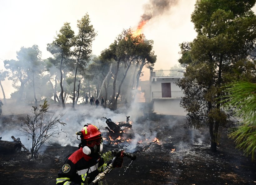 Φωτιά στη Δυτική Αττική: Νέες αναζωπυρώσεις σε Λούμπα, Ψάθα -Κρίσιμο να σβήσουν τα «καντηλάκια» τη νύχτα -Live ενημέρωση