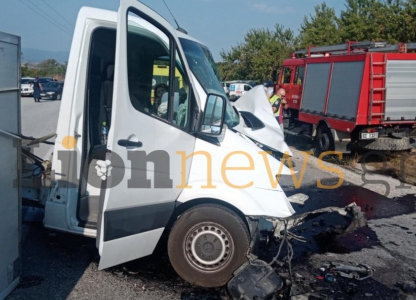 Τροχαίο στις Σέρρες: Βίντεο σοκ από τη στιγμή της σφοδρής σύγκρουσης του αυτοκινήτου με φορτηγό -Νεκροί μητέρα και γιος