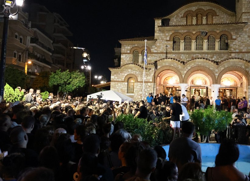 Χιλιάδες κόσμου στη λαϊκή αγρυπνία για τον Γιώργο Μαζωνάκη -Δείτε εικόνες και βίντεο από την Αγία Τριάδα Νίκαιας