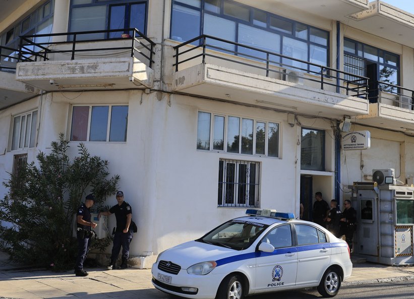 «Ρίξε, γιατί δε μου ρίχνεις;»: Αυτόπτες μάρτυρες περιγράφουν πώς έγινε η επίθεση στο ΑΤ Μάνδρας