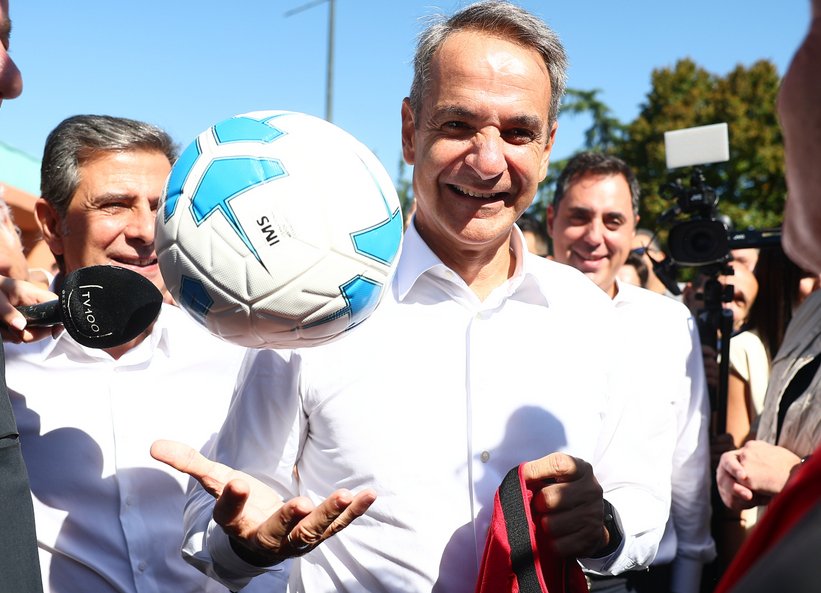 Η ξενάγηση Μητσοτάκη στα περίπτερα της ΔΕΘ -Η συνάντηση με ρομπότ, τα δώρα που έλαβε, οι ατάκες