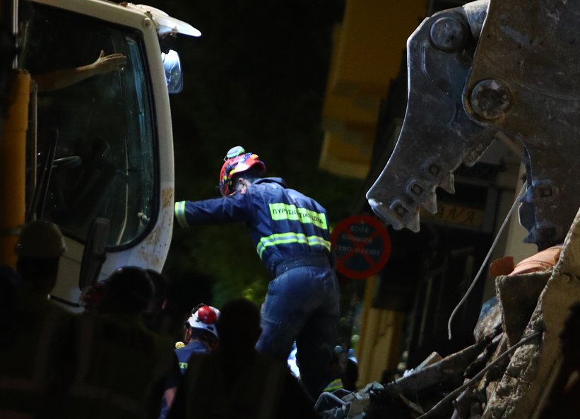 Έκρηξη στην Πλάκα: Μάχη με τον χρόνο για τους αγνοούμενους -Εντοπίστηκε τα ξημερώματα γυναίκα χωρίς τις αισθήσεις της