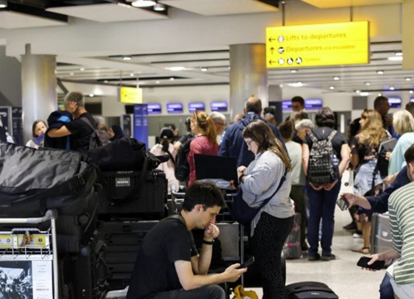 Σκηνές χάους στη Βρετανία: Ακυρώθηκαν 625 πτήσεις -Χιλιάδες επιβάτες εγκλωβίστηκαν σε αεροδρόμια και αεροσκάφη