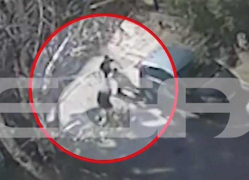 «Σφάξ' τον»: Η στιγμή που οι δύο νεαροί επιτίθενται με μαχαίρι στον 32χρονο στην Ελευσίνα, δείτε βίντεο