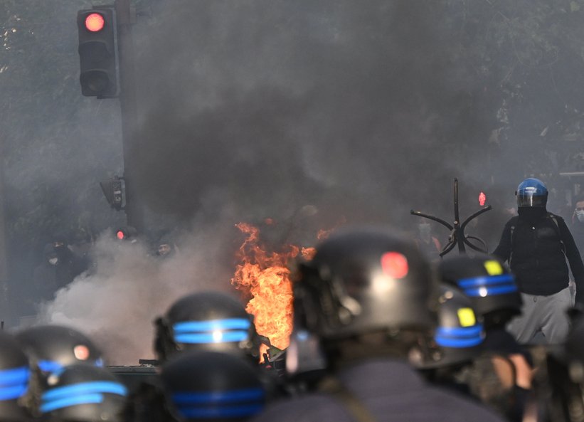 Χάος στη Γαλλία: Άγρια επεισόδια και λεηλασίες σε Παρίσι και άλλες πόλεις -Καταστροφές σε δημαρχεία και επιχειρήσεις, ακρωτηριάστηκε διαδηλωτής