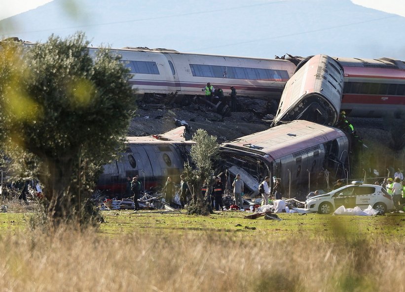 Σοκ και θλίψη στην Ισπανία με τους 68 νεκρούς στη σύγκρουση τρένων -Η πορεία 16 λεπτών στα τυφλά, με κόκκινη σηματοδότηση, ψάχνουν σειρά λαθών