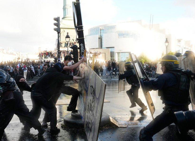 Χάος στη Γαλλία: Βίαιες συγκρούσεις των Αρχών με τους διαδηλωτές -Αστυνομικός τραυμάτισε μαθητή με γονατιά [βίντεο]