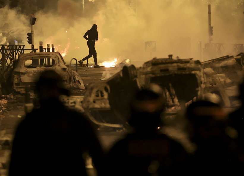 Γαλλία: Οι αστοχίες των υπηρεσιών πληροφοριών πριν προκληθεί το χάος με τις κινητοποιήσεις -Κρίσιμη συνάντηση Λεκορνί με τα συνδικάτα την Τετάρτη