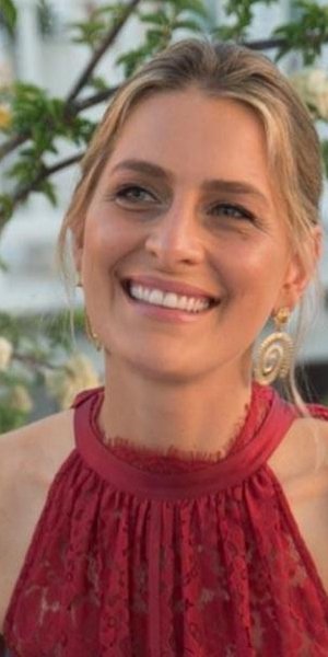 H Tατιάνα Μπλάτνικ με κόκκινο φόρεμα χαμογελά 