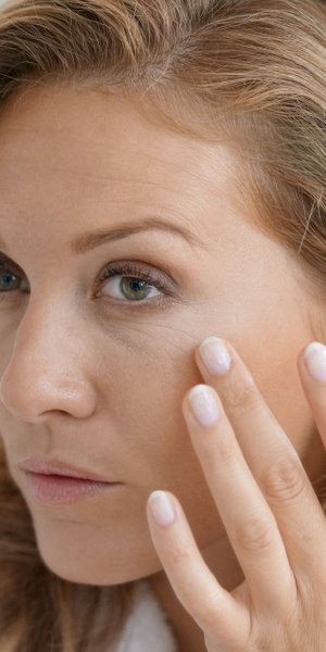 γυναίκα κοιτά τις ρυτίδες της