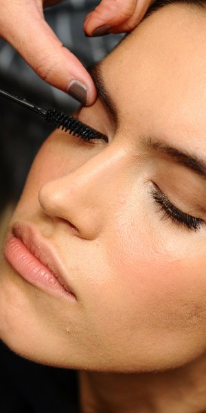 Makeup βάζει μάσκαρα σε μοντέλο