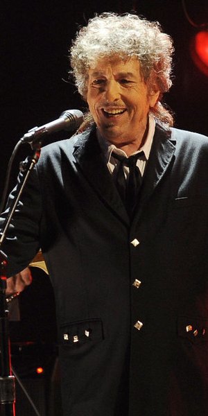 Ο τραγουδιστής Μπομπ Ντίλαν με μικρόφωνο στο χέρι