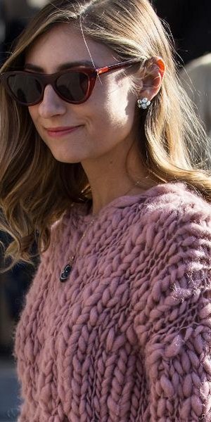 Γυναίκα με ροζ πλεκτό 