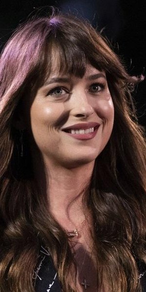 Η Ντακότα Τζόνσον χαμογελά