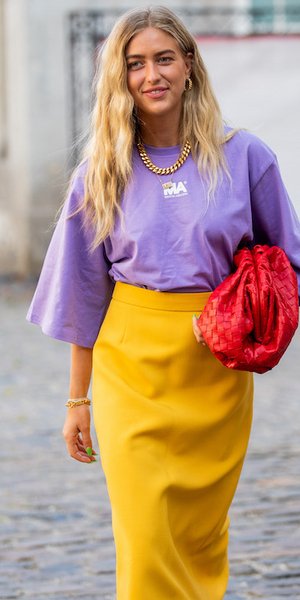 γυναίκα με φούστα