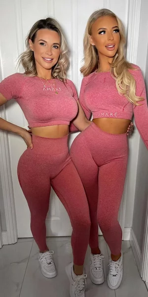 Μητέρα και κόρη σε ροζ αθλητικές φόρμες