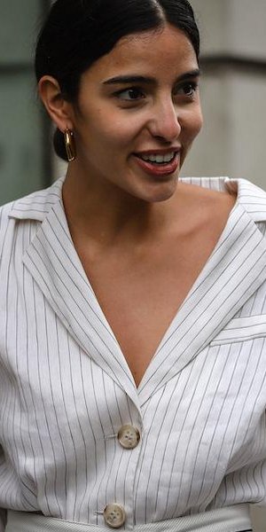 γυναίκα με λευκό πουκάμισο