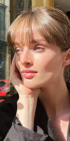 Γυναίκα με έντονες βλεφαρίδες