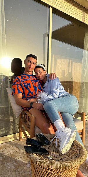 Η Χεορχίνα Ροντρίγκεθ στην αγκαλιά του Κριστιάνο Ρονάλντο