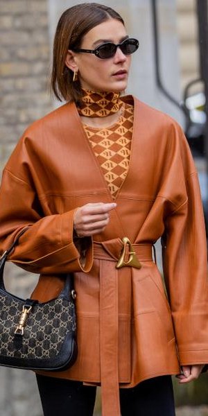 γυναίκα με πανωφόρι και γυαλιά