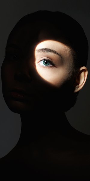 Ξαναδώστε λάμψη στα μάτια σας με αυτές τις 3 κορυφαίες ενυδατικές κρέμες