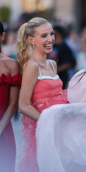 10+1 φορέματα για κουμπάρα σε καλοκαιρινό γάμο -Θα είσαι η πιο εντυπωσιακή μετά τη νύφη