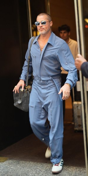 Ο Μπραντ Πιτ με ολόσωμη μπλε φόρμα 