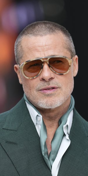 Ο Μπραντ Πιτ ποζάρει στους φωτογράφους κατά την άφιξή του στην πρεμιέρα της ταινίας "F1 The Movie", τη Δευτέρα 23 Ιουνίου 2025, στο Λονδίνο 