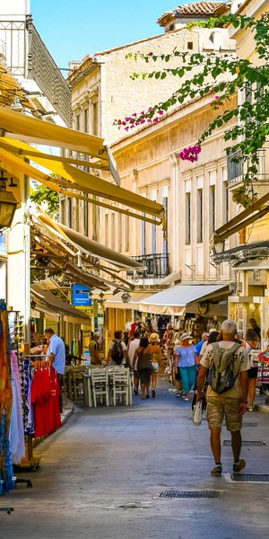 Δρόμος με καταστήματα στην Πλάκα