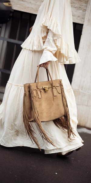 Αυτή είναι η ιδανική καθημερινή τσάντα, σύμφωνα με τη style expert -Kαι δεν είναι μαύρη