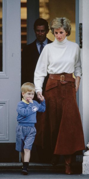 H Πριγκίπισσα Νταϊάνα κρατάει στο χέρι τον Πρίγκιπα Χάρι 