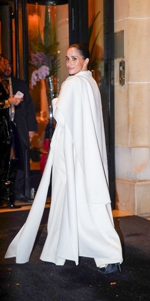 Η Μέγκαν Μαρκλ στην επίδειξη του οίκου Balenciaga