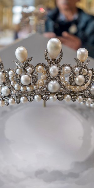 Ενα από τα κοσμήματα που εκλάπησαν από το Λούβρο