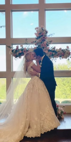 Το ζευγάρι από το Τέξας αποφάσισε να περιμένει μέχρι το γάμο για να δώσει το πρώτο του φιλί